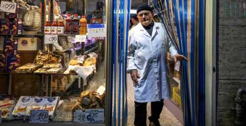 La storia dell'85enne Uccio: dal 1957 porta avanti uno dei pochi minimarket sopravvissuti a Bari